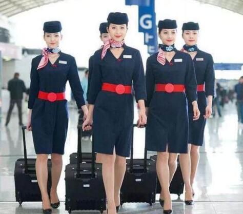 空姐上下飛機(jī)為什么要拉著箱子？廊坊空乘學(xué)校為你解答