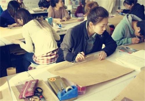 秦皇島東方服裝學校正規(guī)嗎？有什么教學方式？