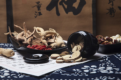 哪些中藥能夠清熱去火？山東醫(yī)藥技師學(xué)院幫你“降降溫”