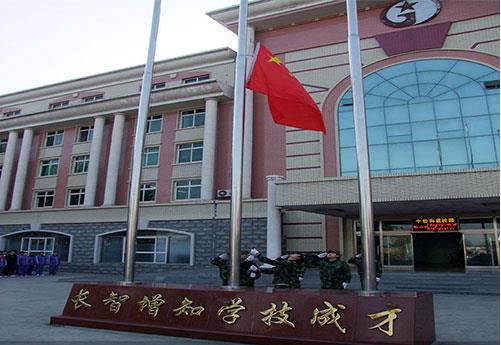 保定新興工業(yè)技工學(xué)校是全日制學(xué)校嗎？學(xué)校提供住宿嗎？