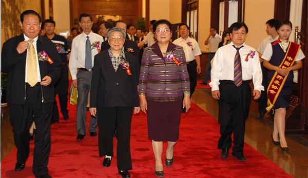 全國(guó)政協(xié)副主席錢正英（左一）、十五屆中央委員顧秀蓮（左三）、國(guó)務(wù)院扶貧主任，政協(xié)常委胡富國(guó)（左一）、北方汽車專修學(xué)校曹振峰董事長(zhǎng)（右一）在人民大會(huì)堂共同出席北方學(xué)校七千萬扶貧工程